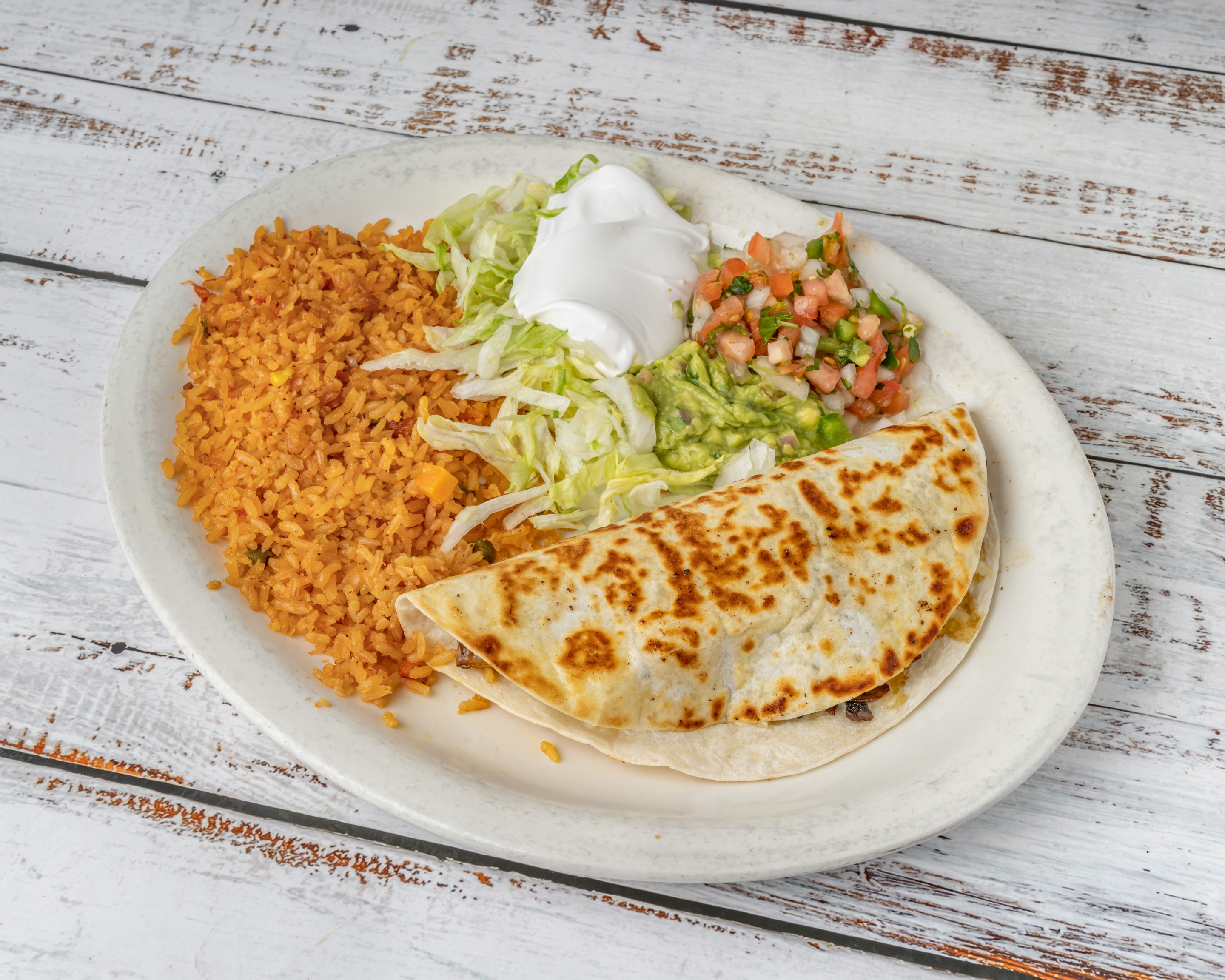 Quesadilla de hongos con arroz y guacamole